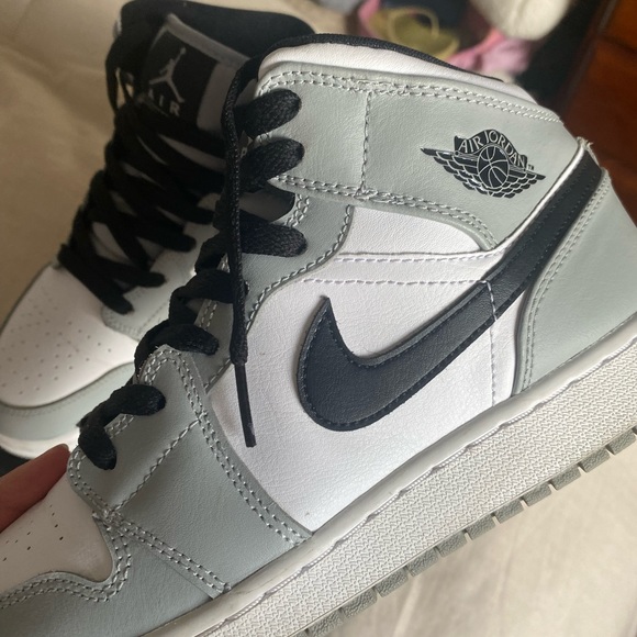 Jordan 1 Mid Light Smoke Grey size 5.5Y - Picture 3 of 6